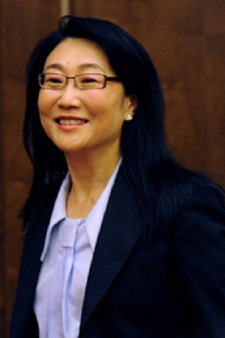 7. Cher Wang; Tuổi: 52; Vị trí: Chủ tịch HTC; Dưới sự lãnh đạo của Cher Wang, hãng công nghệ Đài Loan (Trung Quốc) đã có những tăng trưởng thần kỳ về thị phần và doanh thu trong vòng 2 năm qua. 5 tháng đầu năm 2011, doanh thu của HTC tăng hơn 2 lần so với cùng kỳ, đạt gần 6,5 tỷ USD